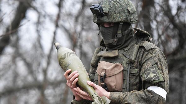 Военнослужащий минометного расчета Вооруженных сил РФ несет снаряд для миномета на Запорожском направлении специальной военной операции