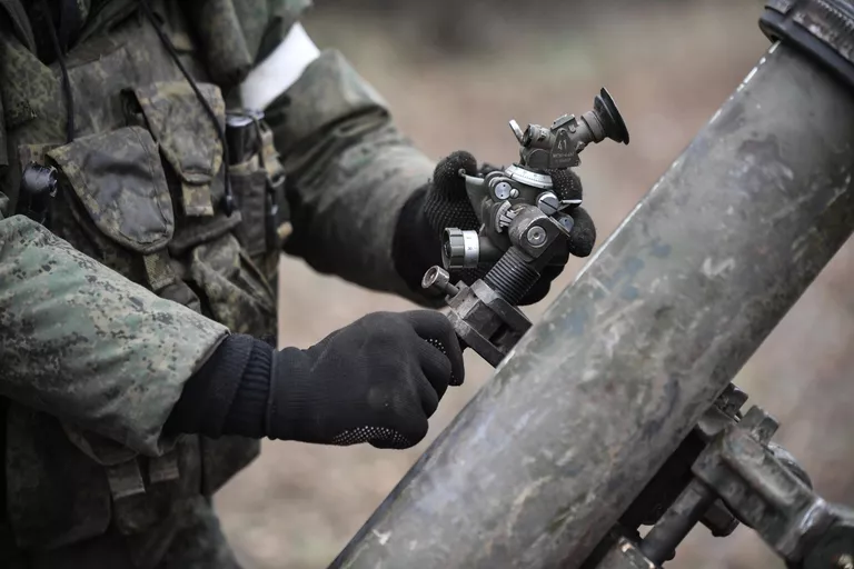 Военнослужащий минометного расчета Вооруженных сил РФ участвует в боевых действиях на Запорожском направлении специальной военной операции Военнослужащий минометного расчета Вооруженных сил РФ участвует в боевых действиях на Запорожском направлении специальной военной операции