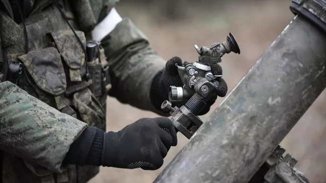 Военнослужащий минометного расчета Вооруженных сил РФ участвует в боевых действиях на Запорожском направлении спецоперации