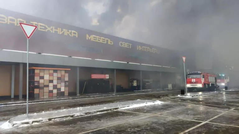 Тушение пожара в торговом центре Стройтракт (Стройпарк) в Балашихе