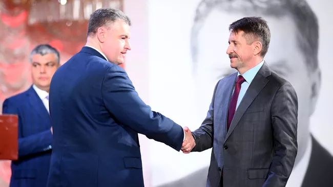 Руководитель фракции ЛДПР Леонид Слуцкий и бизнесмен Виктор Бут на всероссийском слете ЛДПР