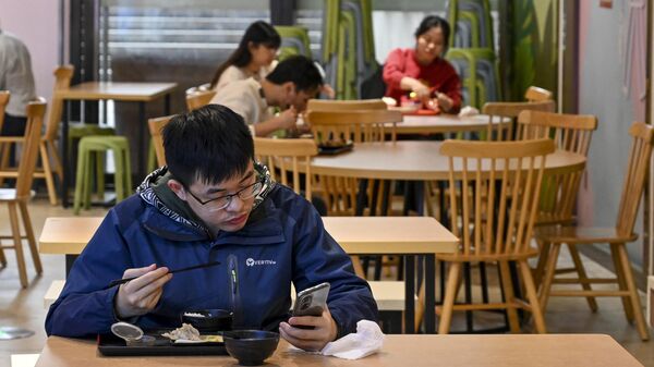 Посетители обедают в ресторане в Гуанчжоу после ослабления ковидных ограничений