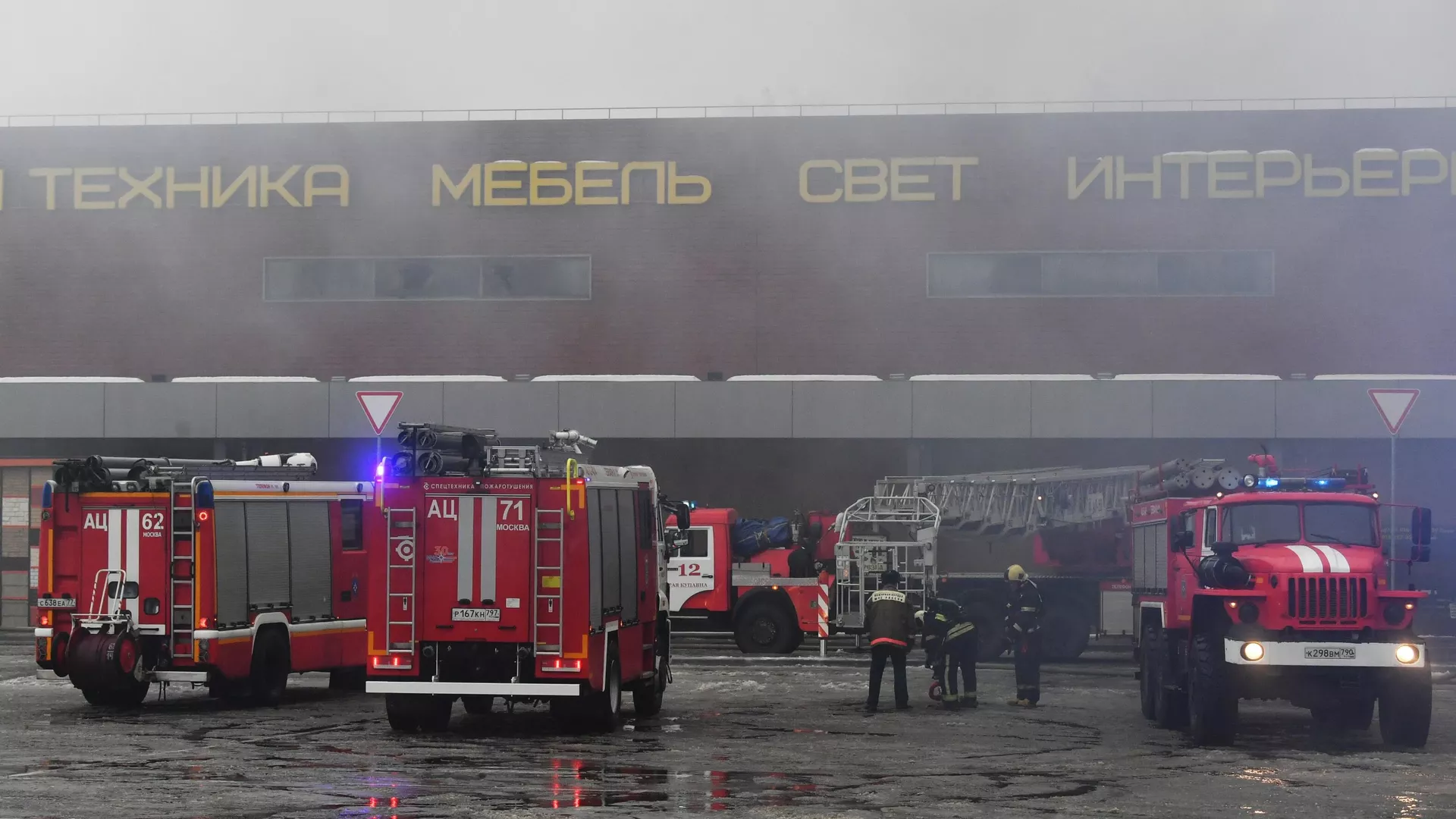 Тушение пожара в торговом центре Стройтракт (Стройпарк) в Балашихе - РИА Новости, 1920, 15.12.2022