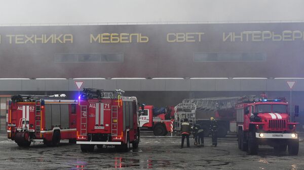 Тушение пожара в торговом центре Стройтракт (Стройпарк) в Балашихе
