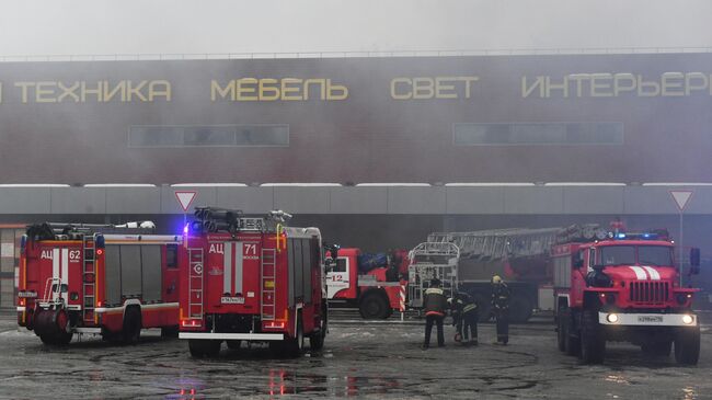 Тушение пожара в торговом центре Стройтракт (Стройпарк) в Балашихе