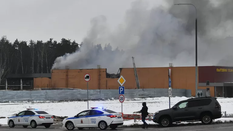 Тушение пожара в торговом центре Стройтракт (Стройпарк) в Балашихе