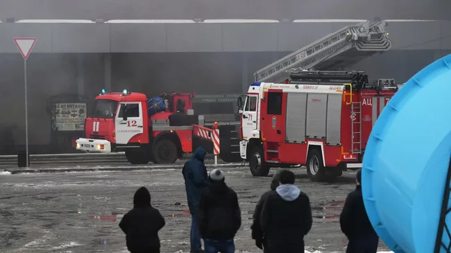 Тушение пожара в торговом центре Стройтракт (Стройпарк) в Балашихе