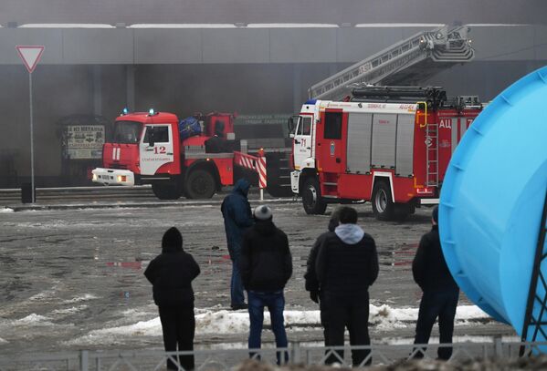 Тушение пожара в торговом центре Стройтракт (Стройпарк) в Балашихе