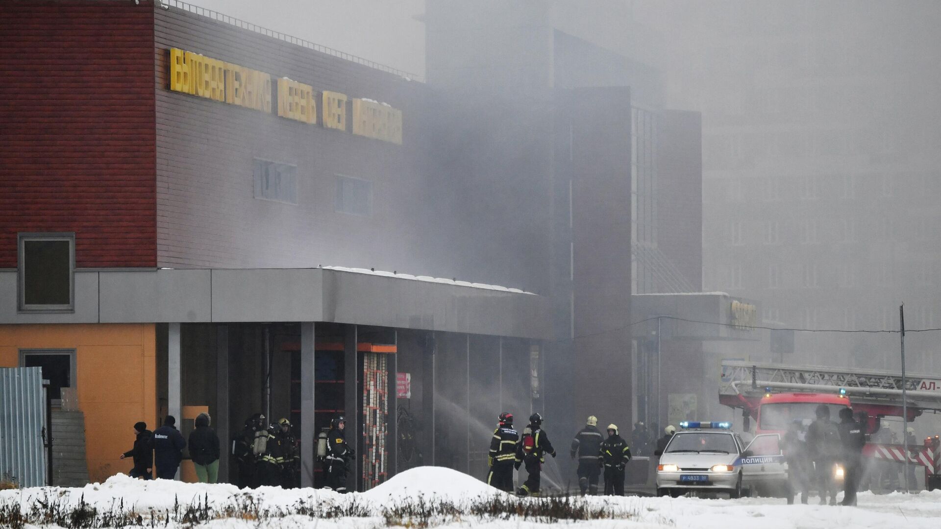 Тушение пожара в торговом центре Стройтракт (Стройпарк) в Балашихе - РИА Новости, 1920, 12.12.2022
