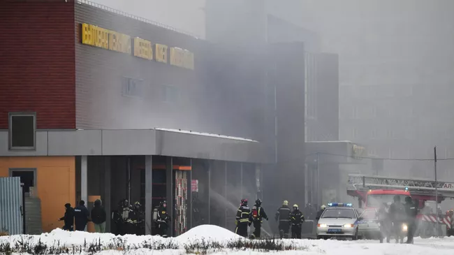 Тушение пожара в торговом центре Стройтракт (Стройпарк) в Балашихе
