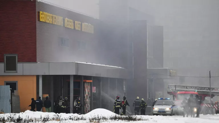 Тушение пожара в торговом центре Стройтракт (Стройпарк) в Балашихе