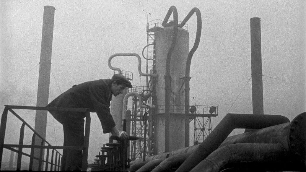 © РИА Новости / Анатолий ГаранинПерейти в медиабанк<br>Добыча нефти на нефтяных промыслах Баку. Нефтеперегонный завод. Архивное фото