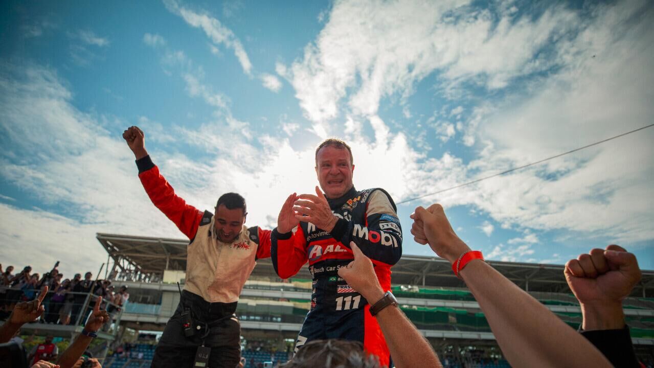 Экс-пилот Формулы-1 Рубенс Баррикелло после победы серии Stock Car Pro Series - РИА Новости, 1920, 12.12.2022