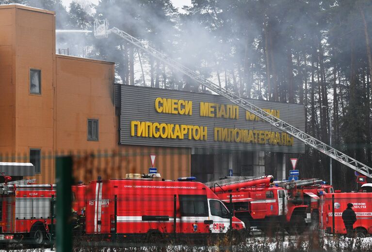 Тушение пожара в торговом центре Стройтракт (Стройпарк) в Балашихе