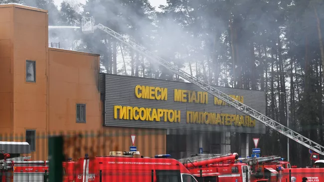 Тушение пожара в торговом центре Стройтракт (Стройпарк) в Балашихе