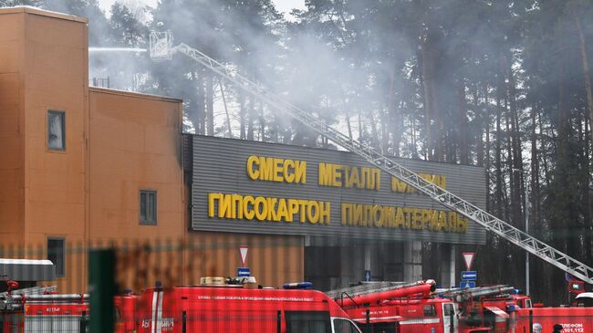 Тушение пожара в торговом центре Стройтракт (Стройпарк) в Балашихе