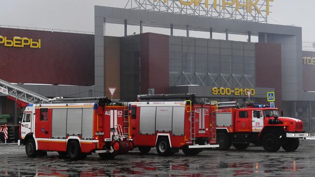 Пожарные машины у торгового центра Стройтракт (Стройпарк) в Балашихе