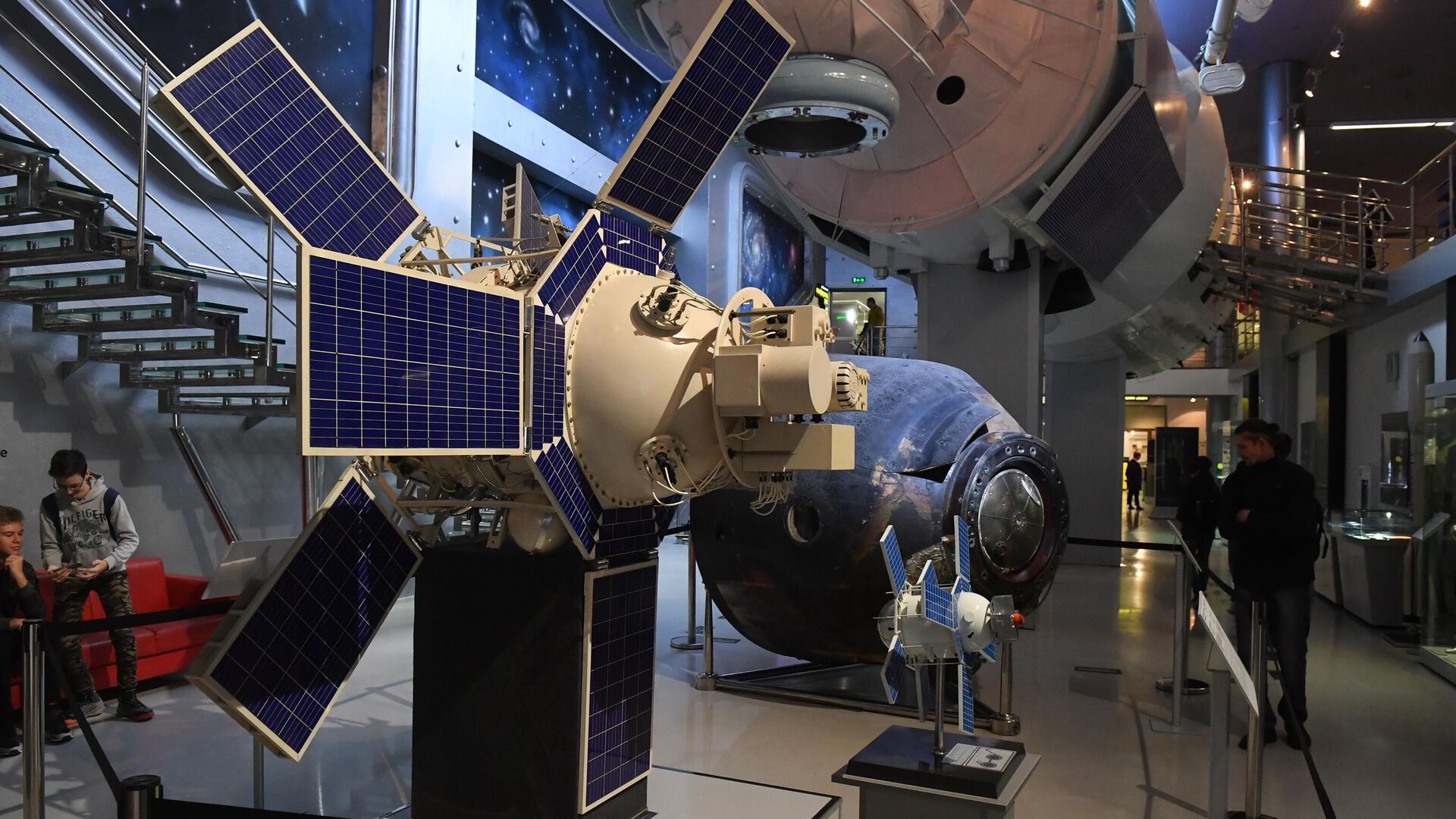 Макет искусственного спутника Земли Интеркосмос-1 в музее на ВДНХ - РИА Новости, 1920, 21.03.2024