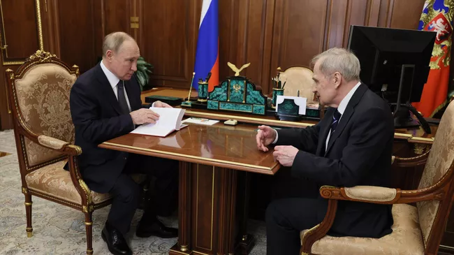 Президент РФ Владимир Путин и председатель Конституционного суда РФ Валерий Зорькин во время встречи в День Конституции