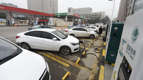 Зарядка электромобилей на станции технического обслуживания в Ханчжоу, провинция Чжэцзян, КНР