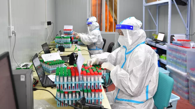 Лаборатория по тестированию на Covid-19 в больнице в Шанхае