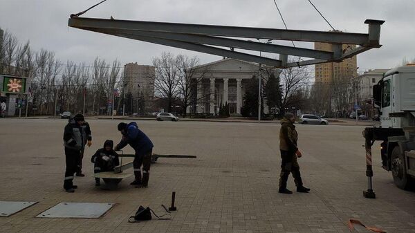 Монтаж новогодней елки на площади Ленина в Донецке