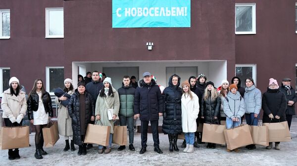Губернатор Самарской области Дмитрий Азаров вручил ключи от однокомнатных квартир детям-сиротам