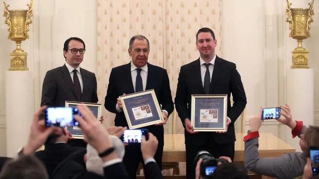 Заместитель министра цифрового развития, связи и массовых коммуникаций РФ Дмитрий Ким, министр иностранных дел РФ Сергей Лавров и заместитель генерального директора Почты России Сергей Говорун на церемонии гашения почтовых марок из серии История российской дипломатии. 12 декабря 2022