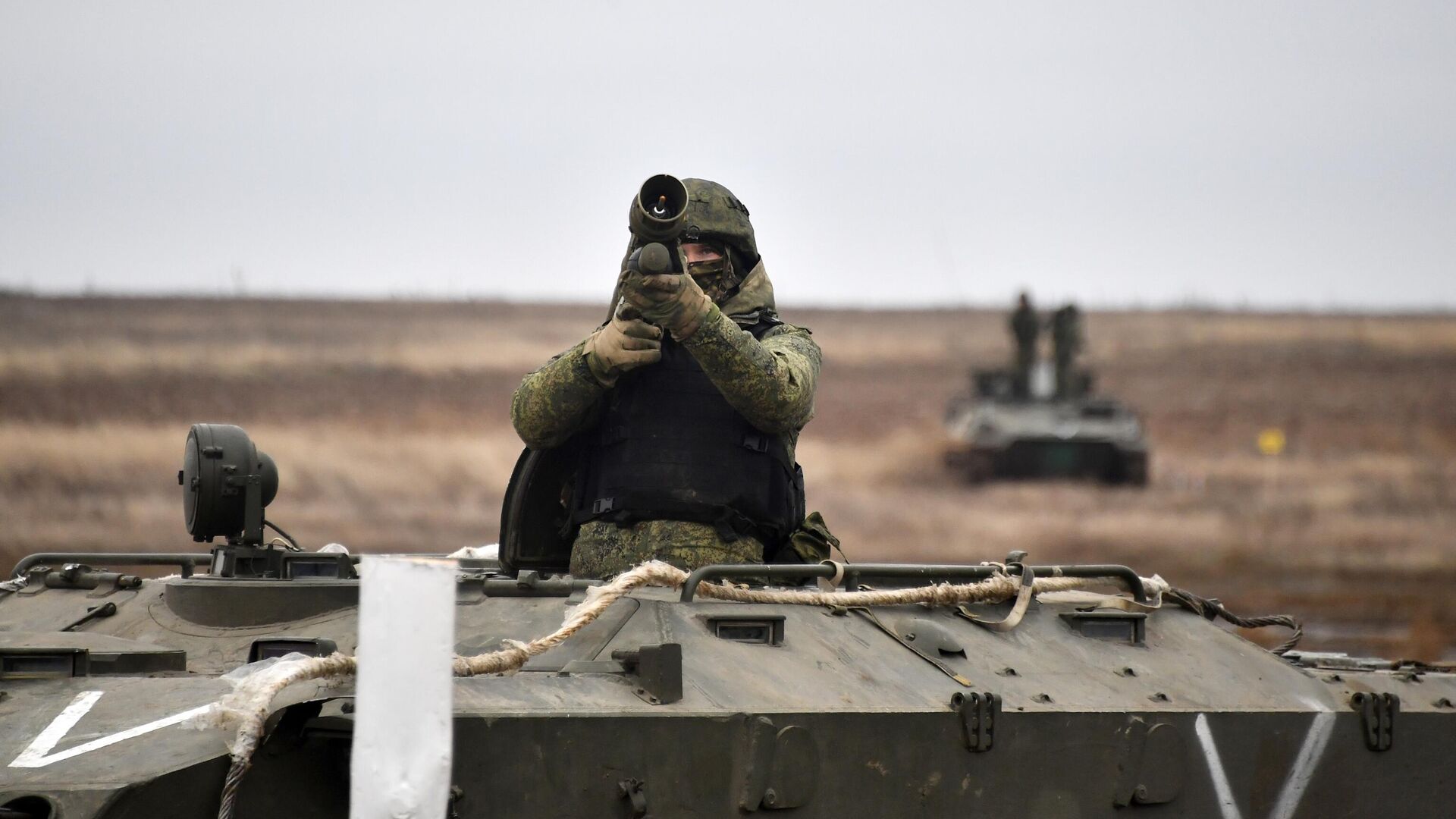 Боец противовоздушной обороны Воздушно-десантных войск России с переносным зенитным ракетным комплексом - РИА Новости, 1920, 21.12.2022