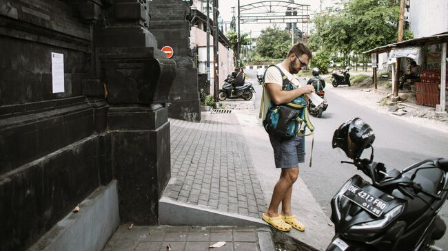 Турист на острове Бали в Индонезии