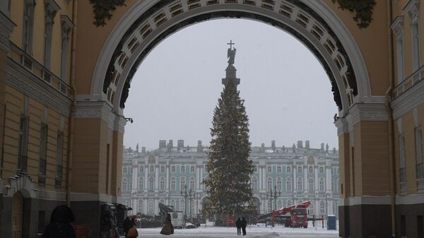 Установка главной городской ели на Дворцовой площади в Санкт-Петербурге