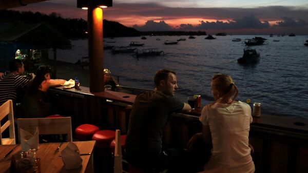 Туристы в кафе на острове Нуса-Лембонган, Бали