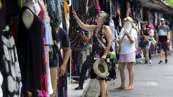 Туристы покупают сувениры на Бали