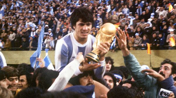 Капитан сборной Аргентины Даниэль Пассарелла с кубком мира (1978 год)