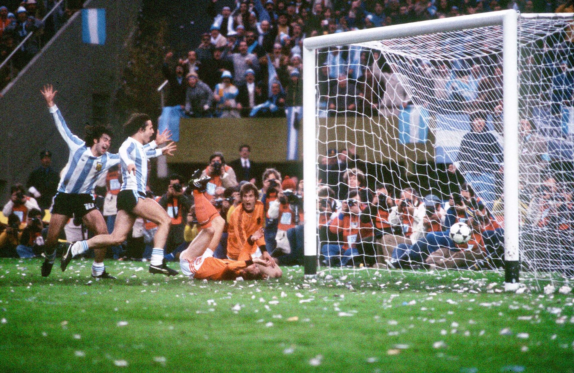 Аргентинец Марио Кемпес забил гол в ворота сборной Голландии в финале ЧМ-1978 - РИА Новости, 1920, 12.12.2022