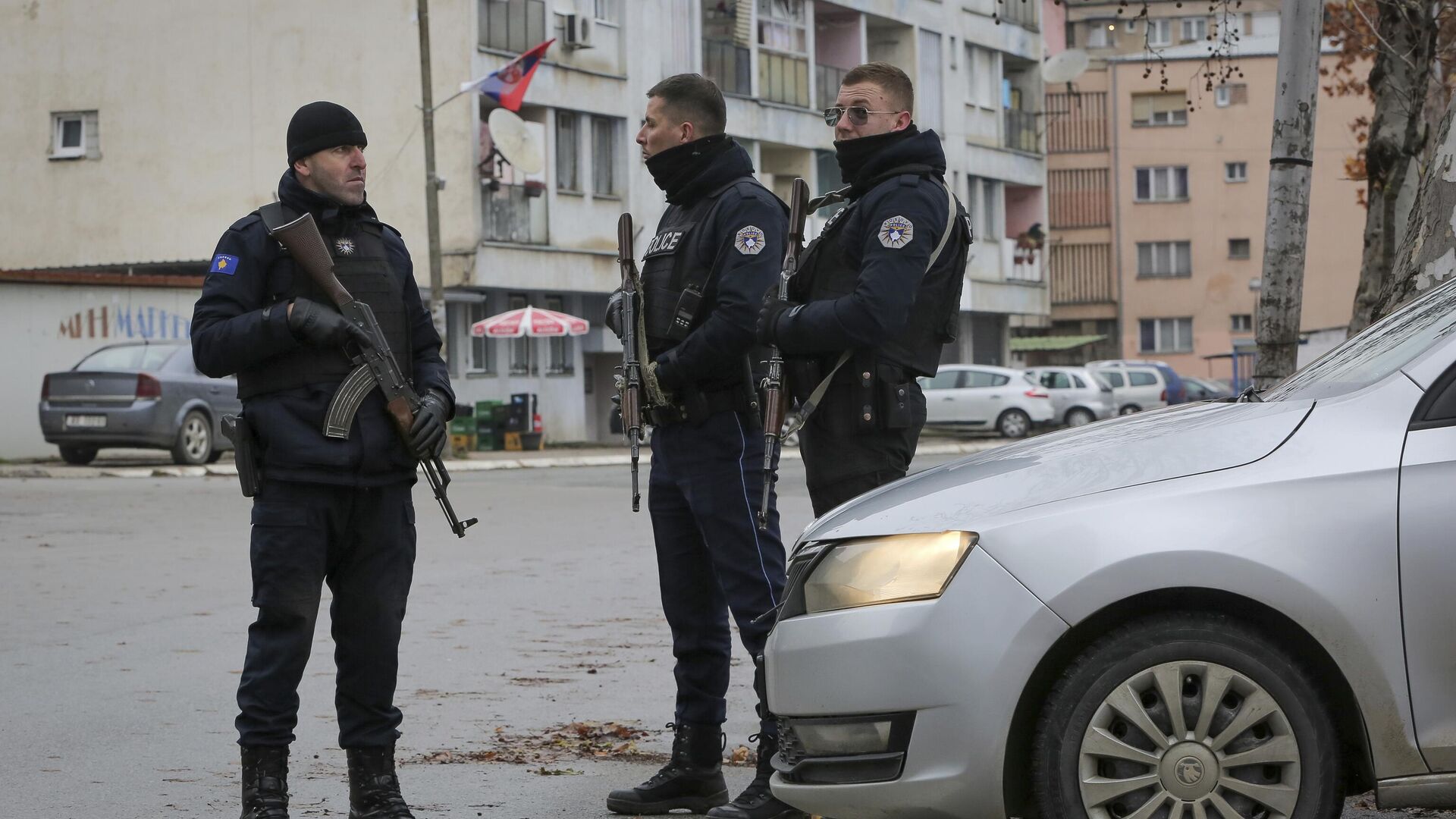 Сотрудники полиции Косово в Митровице. 12 декабря 2022 - РИА Новости, 1920, 13.12.2022