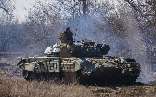 Военнослужащие Народной милиции ДНР ведут наступление в районе линии соприкосновения в поселке Марьинка Донецкой области Военнослужащие Народной милиции ДНР ведут наступление в районе линии соприкосновения в поселке Марьинка Донецкой области