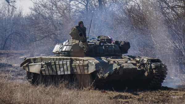 Военнослужащие Народной милиции ДНР ведут наступление в районе линии соприкосновения в поселке Марьинка Донецкой области