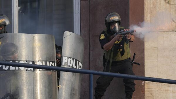 Сотрудники полиции во время акции протеста в Перу