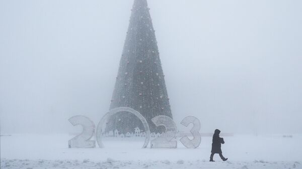 Местная жительница проходит у новогодней инсталляции в Якутске