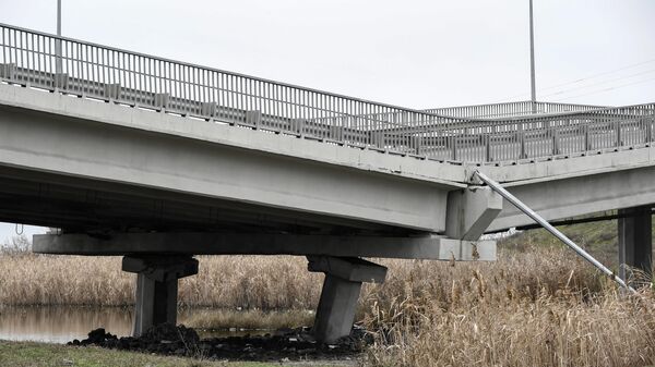 Подорванный мост на трассе Мелитополь - Бердянск в Запорожской области