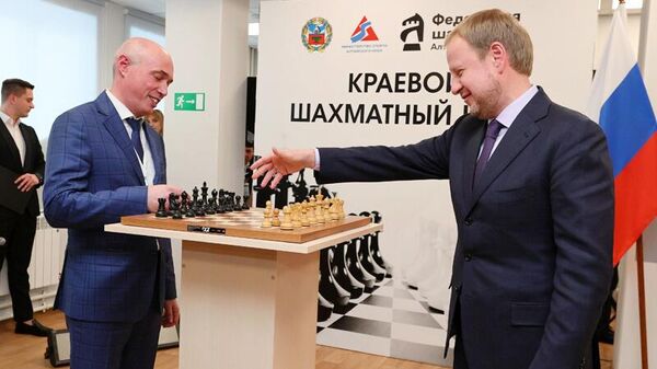 Глава Алтайского края Виктор Томенко во время открытия обновленного шахматного клуба в Барнауле
