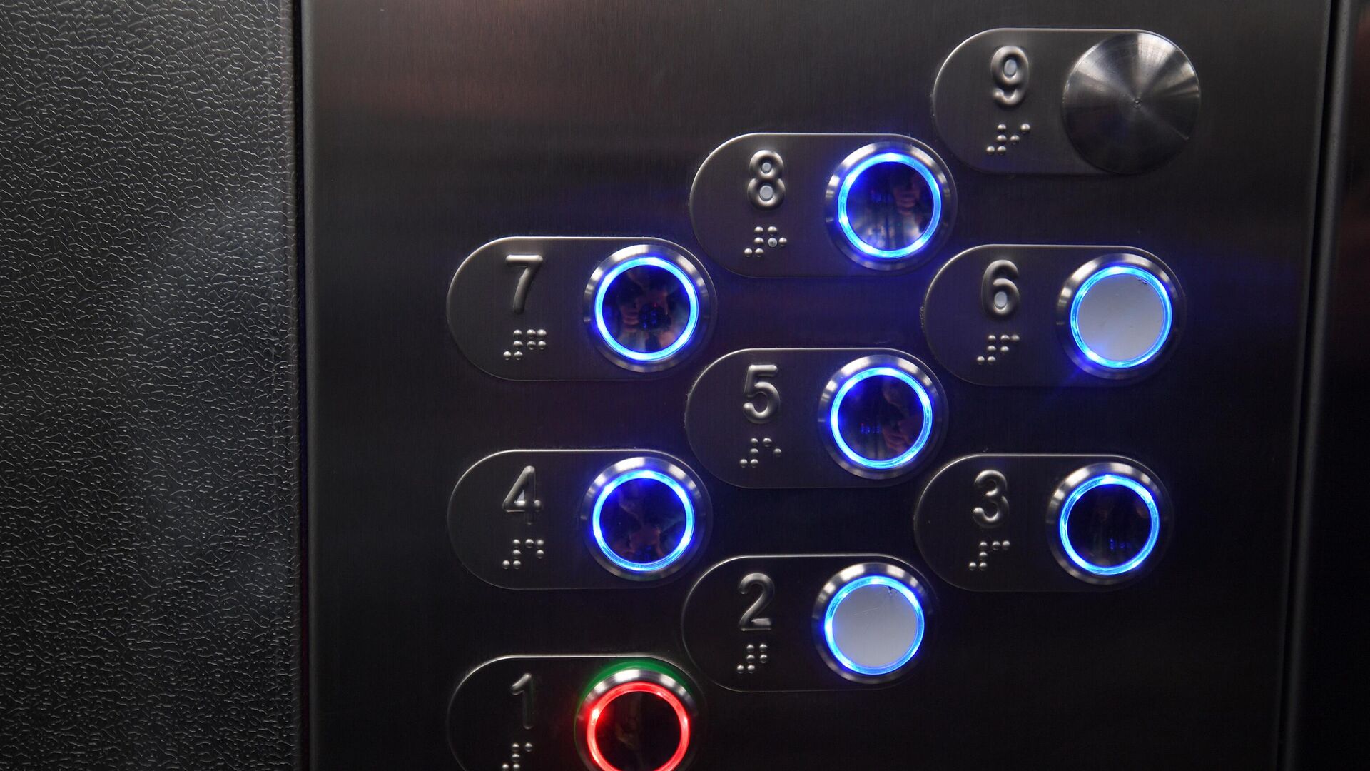Кнопки вызова этажа в кабине лифта в жилом доме в Москве - РИА Новости, 1920, 01.03.2024