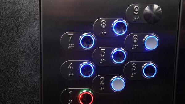 Кнопки вызова этажа в кабине лифта в жилом доме в Москве