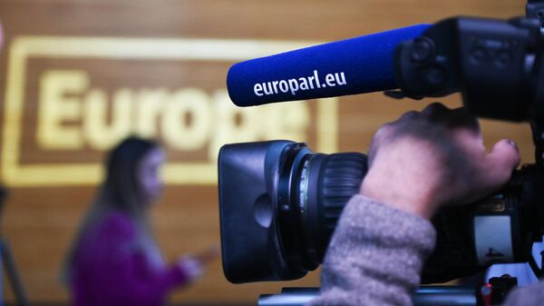 Видеокамера с микрофоном перед пленарной сессией Европарламента в Страсбурге