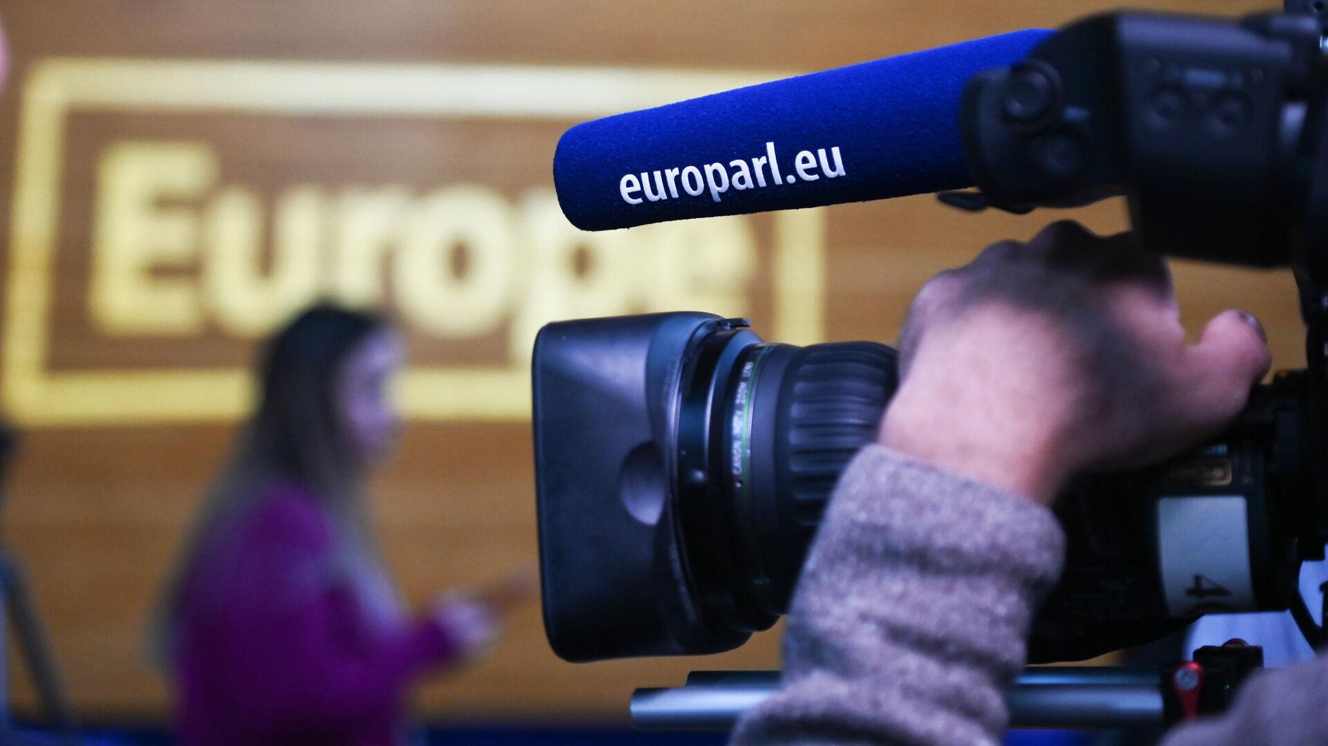 Видеокамера с микрофоном перед пленарной сессией Европарламента в Страсбурге - РИА Новости, 1920, 26.06.2024
