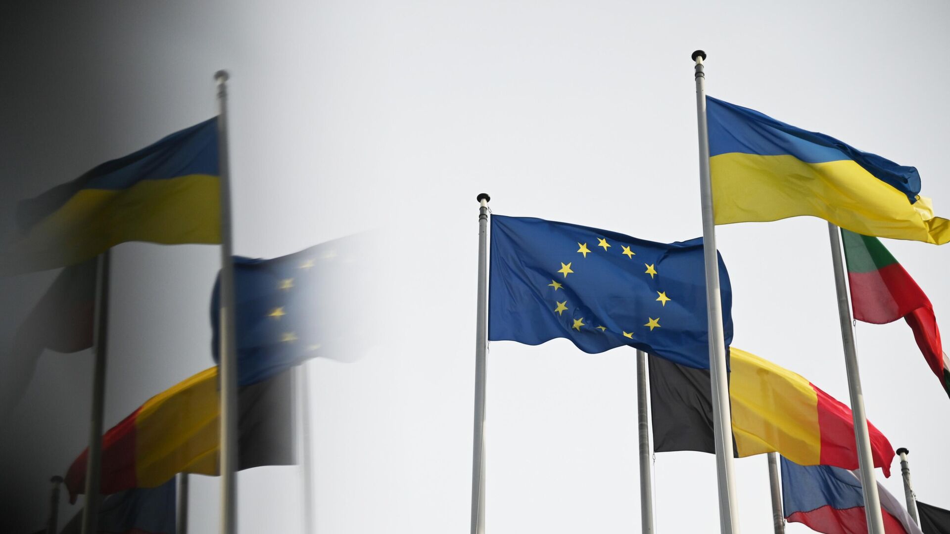 Флаг Украины и флаг с символикой Евросоюза у здания Европарламента в Страсбурге - РИА Новости, 1920, 14.12.2022