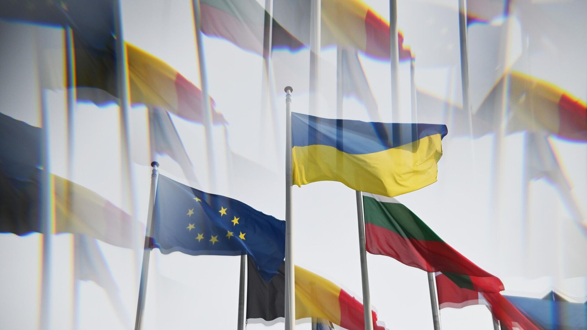 Флаг Украины и флаг с символикой Евросоюза у здания Европарламента в Страсбурге - РИА Новости, 1920, 20.01.2023