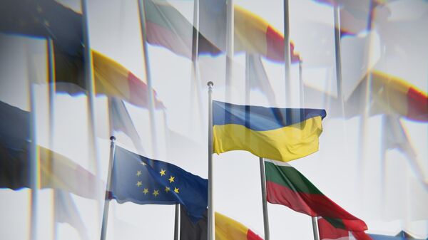 Флаг Украины и флаг с символикой ЕС у здания Европарламента