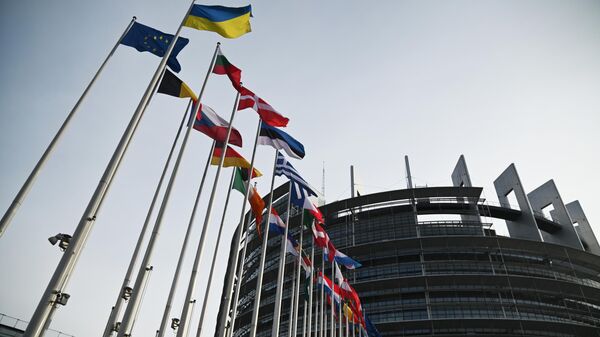 Флаги у здания Европарламента в Страсбурге